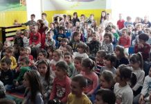 Za predškolski program prijavljeno 75 mališana Vaspitači odigrali lutkarsku predstavu za djecu "Bubamare"