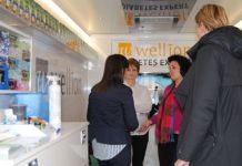 Građani besplatno kontrolisali vrijednosti šećera u krvi GRAĐANI BESPLATNO KONTROLISALI VRIJEDNOSTI ŠEĆERA U KRVI ZVORNIK, 6. APRILA /SRNA/ - U Zvorniku su danas građani mogli da u prvoj Dijabetološkoj ordinaciji na točkovima u BiH "Velion" izmjere vrijednosti šećera u krvi i dobiju savjete na temu dijabetes. Rukovodilac projekta "Velion" Nina Erbez istakla je da je riječ o zdravstvenom projektu čiji je cilj da za 15 dana na 23 lokacije u 20 gradova BiH svim zainteresovanim građanima besplatno bude mjeren šećer u krvi. Ona je dodala da se organizuju i stručna savjetovanja o temi dijabetesa, edukaciji o pravilnoj ishrani, te važnosti fizičke aktivnosti, a s ciljem prevencije dijabetesa. Erbezova je istakla da u BiH ima oko 400.000 registrovanih ljudi koji boluju od dijabetesa i dodala da se smatra da svaka druga osoba ima simptome dijebetesa kojih nije ni svjesna. Gradonačelnik Zvornika Zoran Stevanović iskoristio je prisustvo Dijabetološke ordinacije na točkovima "Velion" i saznao da mu vrijednost šećera u krvi iznosi 4,2. "Pobornik sam kontrole dijabetesa i preporučio bih i najzdravijim građanima da povremeno kontrolišu nivo šećera u krvi", rekao je Stevanović i naglasio da je veoma važna preventivna kontrola, jer je to podmukla bolest koja razara organizam, a da čovjek ne osjeća nikakve simptome. On je podsjetio da se već 21 godinu bori sa ovom bolesti. Predsjednik Regionalne organizacije dijebetičara "Dijabeta" sa regije Birač Dragan Stanišić rekao je da je akcija organizovana s ciljem provjere šećera u krvi kod građana, te preventivnog sprečavanja i liječenja ove bolesti. On je dodao da Regionalna organizacija "Dijabeta" ima oko 3.000 registrovanih članova, ističući da se procjenjuje da na ovoj regiji ima oko 5.000 lica oboljelih od dijabetesa. Stanišić je zahvalio gradonačeniku Stevanoviću za podršku ovoj akciji, kao i Dijabetološkoj ordinaciji "Velion" koja doprinosi preventinoj kontroli zdravlja građana. Ovu povoljnost iskoristio je veliki broj Zvorničana koji su kontrolisali vrijednost šećera u krvi.