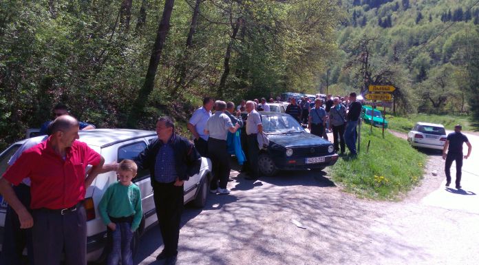 Zbog lošeg održavanja, mještani blokirali put prema Ustiprači