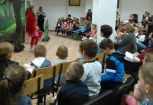 Glumci Pozorišta „Maslačak“ odigrali predstavu „Crvenkapa i lijeni vuk“ Glumci Pozorišta "Maslačak" odigrali predstavu "Crvenkapa i lijeni vuk"