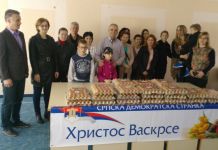 SDS darivao višečlane porodice vaskršnjim jajima SDS darivao višečlane porodice vaskršnjim jajima
