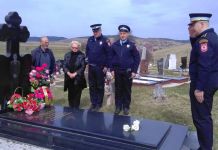 Položeno cvijeće na spomen-obilježja poginulih policajaca Položeno cvijeće na spomen-obilježja poginulih policajaca