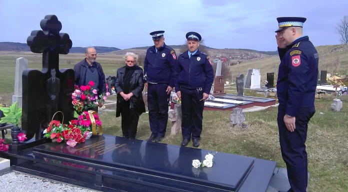 Položeno cvijeće na spomen-obilježja poginulih policajaca