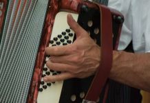 Koncert na harmonici izvodi duo „Pariz-Moskva“ iz Francuske