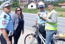 Motociklistima i biciklistima podijeljeni svjetloodbojni prsluci Motociklistima i biciklistima podijeljeni svjetloodbojni prsluci