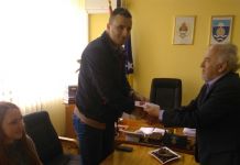 Mašić darivao maturante i odbojkašice kartama za koncert Mašić darivao maturante i odbojkašice kartama za koncert