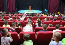 Glumci iz Zrenjanina odigrali lutkarsku predstavu „Trapavi zmaj“ Glumci iz Zrenjanina odigrali lutkarsku predstavu "Trapavi zmaj"