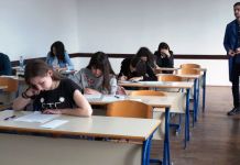 Највећа заинтересованост и даље за медицинску школу и ит техничаре POČELO REPUBLIČKO TAKMIČENJE IZ RUSKOG JEZIKA PALE, 19. MAJA /SRNA/ - U Srednjoškolskom centru "Pale" danas je počelo Republičko takmičenje iz ruskog jezika, na kojem učestvuje 14 učenika devetih razreda osnovnih škola i 10 učenika četvrtih razreda srednjih škola iz Republike Srpske. Direktor Srednjoškolskog centra "Pale" Nedeljko Gazivoda rekao je da je ovaj centar po drugi put organizator regionalnog takmičenja. "Ovim takmičenjem omugućavamo učenicima da iskažu svoju znanja i naravno da pobijedi onaj ko je najspremniji u ovom trenutku", rekao je Gazivoda. Profesor ruskog jezika u Srednjoškolskom centru "Pale" Snježana Malbašić kaže da se interesovanje za ruski jezik povećalo u odnosu na prethodne godine. "Djeca su posljednjih godina zavoljela ruski jezik. Očekujemo danas dobre rezultate", rekla je Malbašićeva i dodala da djeca uglavnom imaju od 80 do 100 odsto urađenih tačnih zadataka i tako se očekuje i danas. Malbašićeva je navela da će dodjelu priznanja i nagrada djeci uručiti treći sekretar ruske Ambasade u BiH Ana Ivljeva.