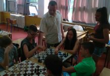 Vjeroučitelj stvara šahovske šampione – omiljen među đacima Vjeroučitelj stvara šahovske šampione - omiljen među đacima