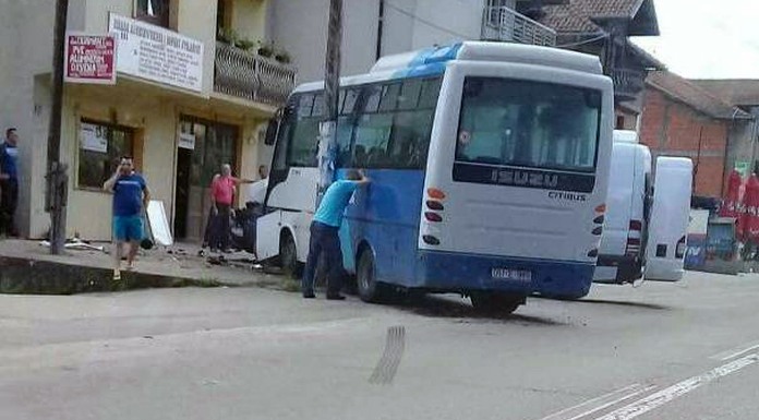 Tri osobe povrijeđene u sudaru dva minibusa