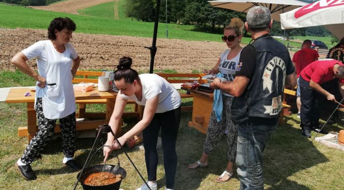 Turisti se okrijepili specijalitetima iz kotlića