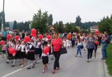 Porodični defile okupio nekoliko stotina učesnika Porodični defile okupio nekoliko stotina učesnika