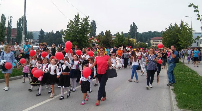 Porodični defile okupio nekoliko stotina učesnika