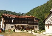 Izgorjeli potkrovlje i krov manastirskog kompleksa