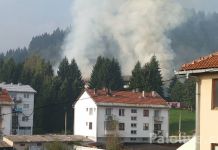 Gori objekat nekadašnje ratne bolnice na Koranu