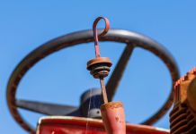 Smrtno stradao pri prevrtanju traktora