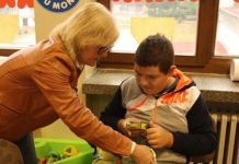 Članovi Crvenog krsta uručili poklone djeci sa posebnim potrebama Članovi Crvenog krsta uručili poklone djeci sa posebnim potrebama