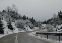Saobraćaj otežan, posebno na prevojima