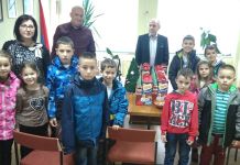 Ruski kulturni centar obradovao osnovce paketićima