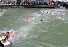 Aleksandar Jevtić prvi doplivao do Časnog krsta