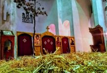 Hramovi, trg i zgrada opštine okićeni badnjacima