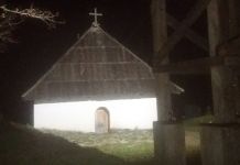 Osvijetljena porta najstarije fočanske crkve