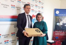 Jugović uručio laptop za aktivnosti u borbi protiv vršnjačkog nasilja