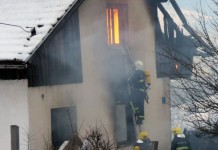 Gori drvena kuća u naselju Trnice