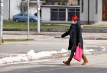 Paljani disciplinovani – nose zaštitne maske i rukavice