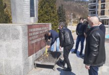 Položeno cvijeće i prislužene svijeće povodom Dana fočanskih brigada