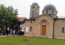 Hodočasnici sa Romanije na slavskoj službi u manastiru u Knežini