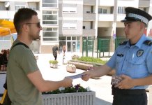 Građanima dijeljeni edukativni leci „Odlučni u suprotstavljanju“