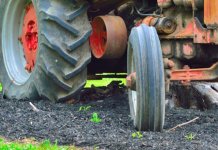 Stradao prilikom prevrtanja traktora