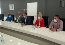 Engleski prevod „Dnevnika ratnog hirurga“ uručen direktoru Srne