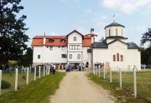 Iguman Georgije obezbijedio pakete za 30 porodica