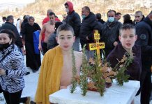 Trinaestogodišnji Nikola Radivojević prvi doplivao do Časnog krsta