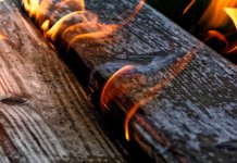 Палио траву, запалио комшији шталу