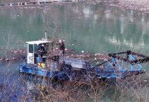 Specijalizovano plutajuće vozilo čisti otpad na Drini
