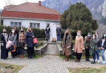 Položeno cvijeće na spomenike nobelovcu