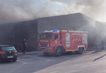 Vatrogasci gase požar u magacinu uz fabriku „Lasta“