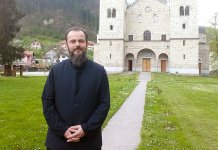 Spojio rad u školi i bogosluženje u crkvi – profesor fizičkog obukao mantiju