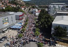 Patrijarh, Dodik i Cvijanović a iza njih nepregledna kolona naroda