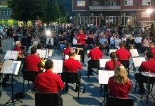 Ovacije na trgu za Duvački orkestar policije