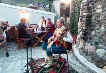 Guslari sa obje strane Tare brišu granice