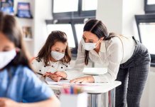 Đaci i nastavnici u školе sa maskama