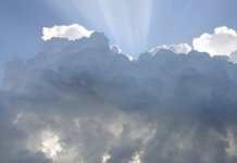 Сутра претежно облачно са кишом и пљусковима