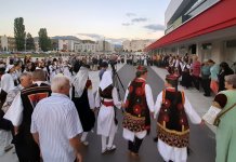 Pet društava izvelo scenski nastup