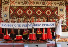 U takmičarskom dijelu više od 60 pjevačkih grupa