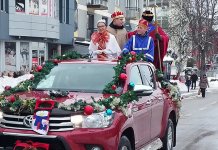 Scenski prikaz Svetog Nikole koji je slatkišima obradovao djecu