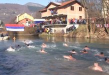 U Ćehotini za krst prvi put zaplivalo 36 odvažnih plivača